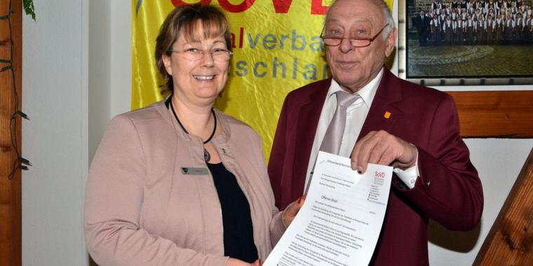 Jürgen Kruse übergibt den offenen Brief an Bürgermeisterin Stephanie Harms.